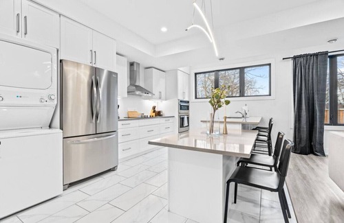 Downtown London House | Spacious 8-Bedroom Retreat in Downtown London with Amenities