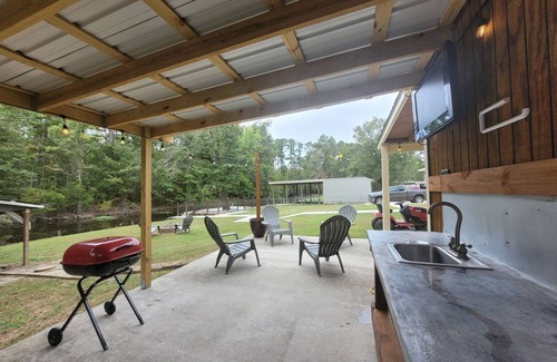Maurepas House | Lovely Reposez-Vous on the Bayou with Kitchen Amenities