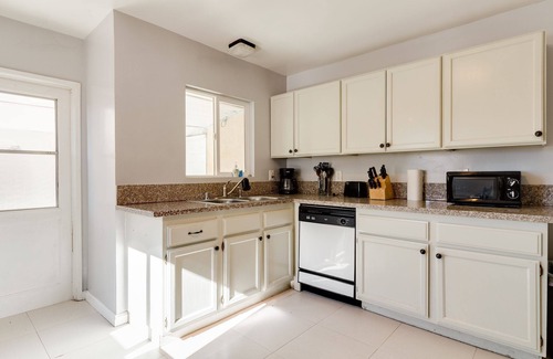 Reseda House | Pet-Friendly Reseda Home with Kitchen & Family Amenities