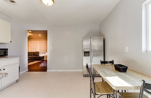 Reseda House | Pet-Friendly Reseda Home with Kitchen & Family Amenities