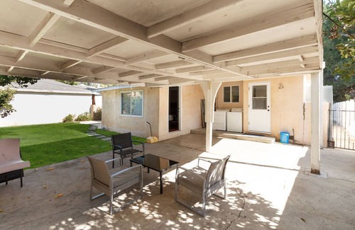 Reseda House | Pet-Friendly Reseda Home with Kitchen & Family Amenities
