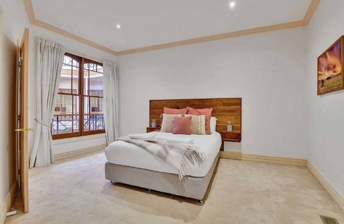 Bathurst House | Reservoir - Unique Getaway for Family and Friends