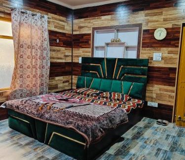 Srinagar House | Top-Rated Reshi Guest House: Pet-Friendly & Child Welcoming