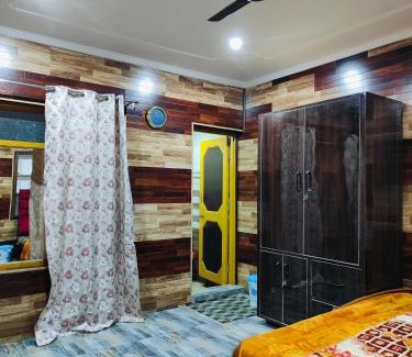 Srinagar House | Top-Rated Reshi Guest House: Pet-Friendly & Child Welcoming