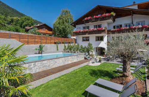 Tesimo Apartment | Discover Residence Alpina: Pet-Friendly with Breakfast Included