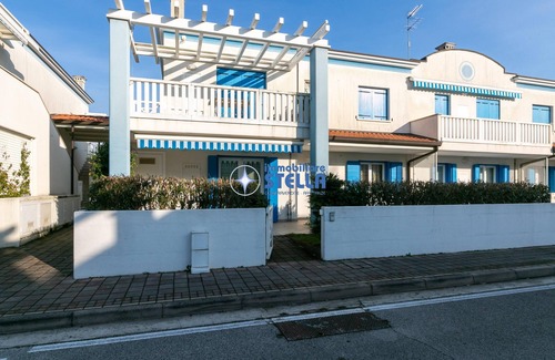 Jesolo Apartment | Residence Antenore: Relax by the Pool with Free Parking