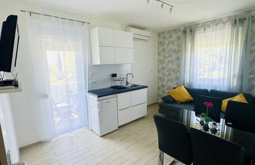 Medulin Apartment | Residence Beni 4: Oceanfront Stay with Heated Pool
