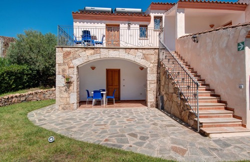 Tanaunella House | Oceanfront Residence Bouganvillage with Pool & Breakfast