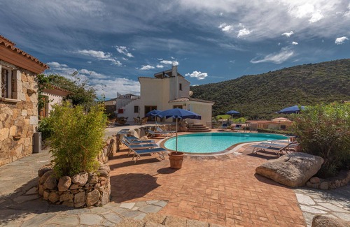 Tanaunella Apartment | Cozy Residence Bouganvillage B4 with Oceanfront Views