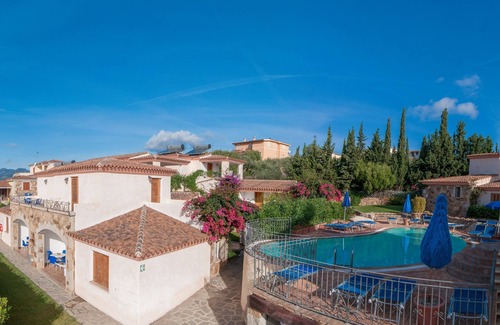 Tanaunella Apartment | Cozy Residence Bouganvillage B4 with Oceanfront Views