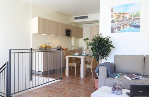 Garda Apartment | Cozy Residence Corte Leonardo with Oceanfront Pool & Breakfast