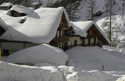 Gressoney-la-Trinite Apartment | Comfortable Stay at Residence Dei Walser with Hot Tub Access