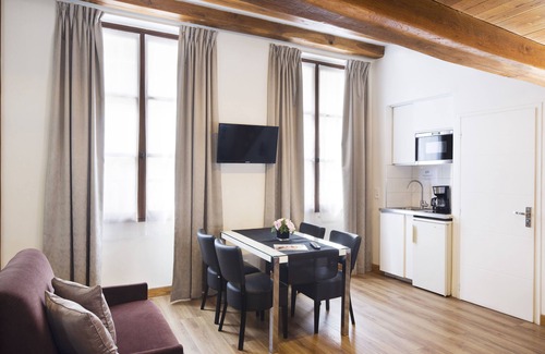Quartier de la Place-Vendome Apartment | Charming Residence du Lion d'Or Louvre with Pet Friendly Amenities