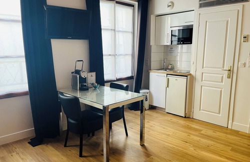 Quartier de la Place-Vendome Apartment | Charming Residence du Lion d'Or Louvre with Pet Friendly Amenities