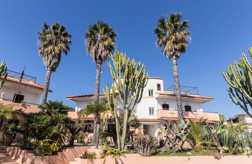 Ricadi House | Beautiful Residence Esmeraldo: Ocean View & Family Friendly