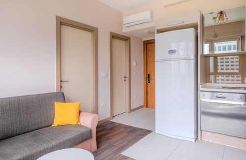Mahmutbey Apartment | Convenient Residence Flat near Istanbul Airport with Pool