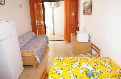 Lignano Sabbiadoro House | Budget-Friendly Residence Giove: Pet and Child Friendly Stays