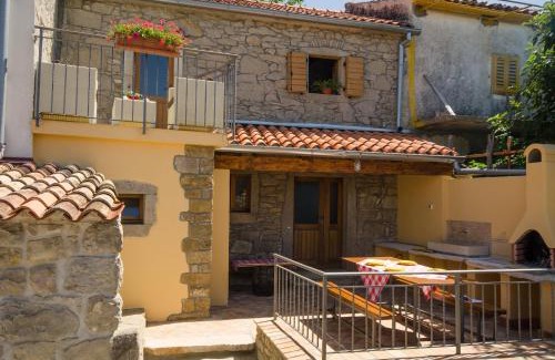 Buzet House | Idyllic Residence Hidden Heaven: Oceanfront Pet-Friendly Retreat