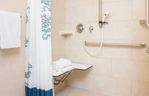 Southwest Topeka Hotel | Guest-Favored Residence Inn by Marriott Topeka with Pool