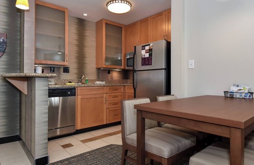 Concord Hotel | Inviting Residence Inn Marriott Concord with Pool & Breakfast