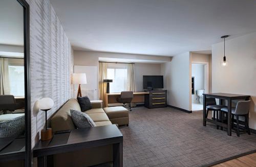 East Brunswick Hotel | Pet-Friendly Residence Inn New Brunswick with Pool Access