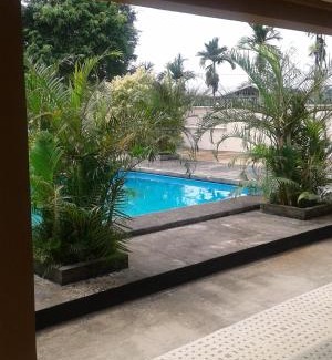 Douala House | Pet-Friendly Residence Japoma with Pool and Breakfast Options