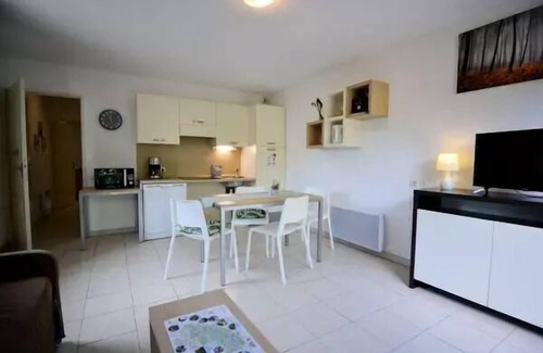 Azille Apartment | Cozy Residence Le Château de Jouarres - Oceanfront Escape