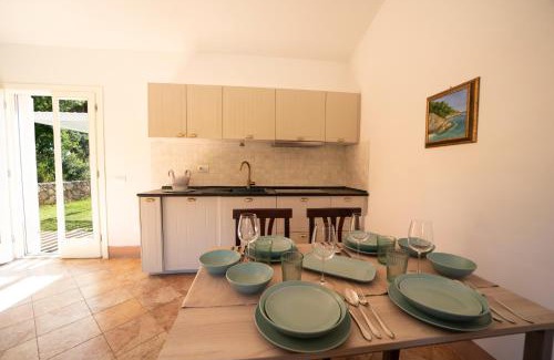 Madonna delle Grazie Apartment | Pet-Friendly Residence Le Grazie Est with Oceanfront Pool