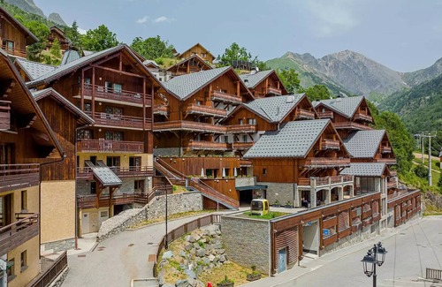 Vaujany Apartment | Inviting Residence Les Epinettes - Cozy Studio for 2 Guests