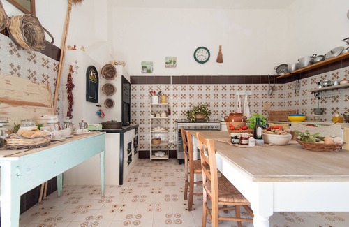 Cutrofiano House | Elegant Residence of '800: Family-Friendly Retreat Near Gallipoli
