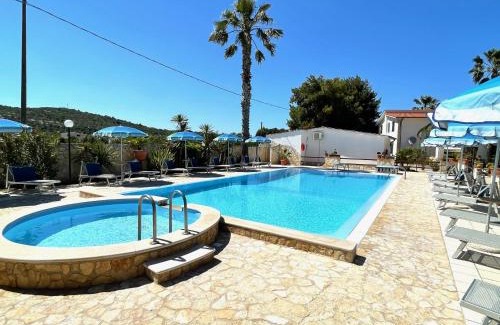 Defensola Apartment | Pet-Friendly Residence Palm Garden with Pool & Kitchen
