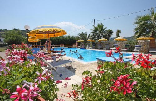 Defensola Apartment | Pet-Friendly Residence Palm Garden with Pool & Kitchen