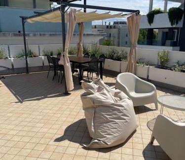 Miramare Apartment | Pet-Friendly Residence Siesta with Oceanfront Views