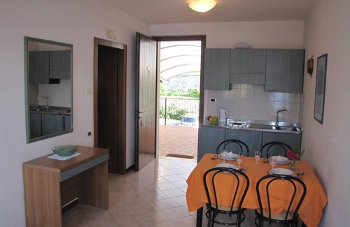Brenzone sul Garda Hotel | Villa Margherita: Family-Friendly Retreat with Pool & Breakfast