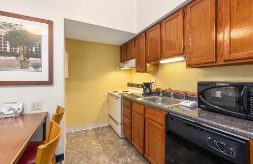 Merrimack Hotel | Pet-Friendly Residences at Daniel Webster with Pool Access