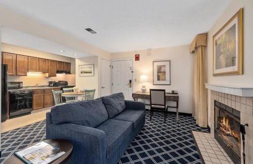 Merrimack Hotel | Pet-Friendly Residences at Daniel Webster with Pool Access