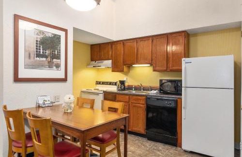 Merrimack Hotel | Pet-Friendly Residences at Daniel Webster with Pool Access