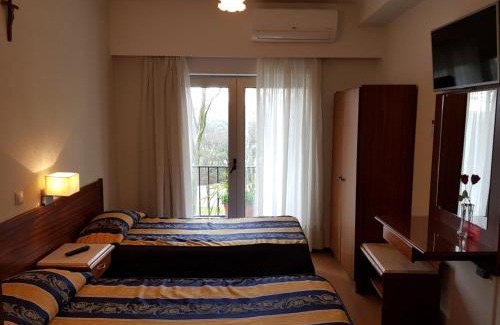 Fatima House | Discover Residencial Coroa D'Ouro: Family-Friendly Retreat
