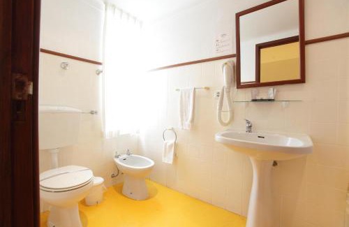 Costa de Caparica Hotel | Family-Friendly Stay at Residencial Mar e Sol with Dining