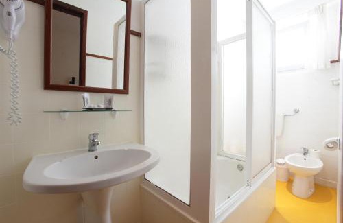 Costa de Caparica Hotel | Family-Friendly Stay at Residencial Mar e Sol with Dining