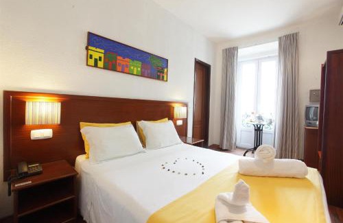 Costa de Caparica Hotel | Family-Friendly Stay at Residencial Mar e Sol with Dining