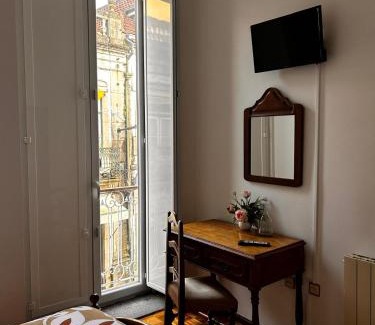 Vila Real Bed & Breakfast | Family-Friendly Residencial Real - Antiga Rosas Getaway