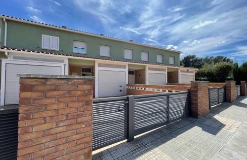 Miami Platja House | Beachside Retreat: Residencial Spiaggia Dorata, 4-Star Stay