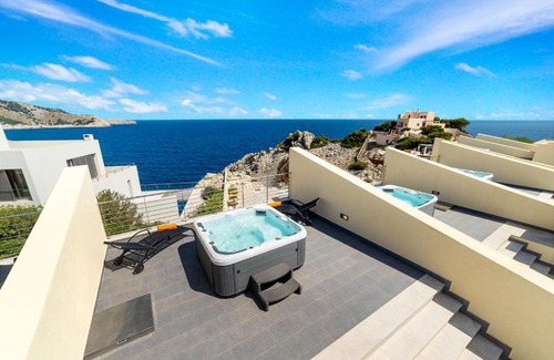 Cala Lliteres Apartment | Elegant Residencial Xaloc: 4-Star Retreat with Pool & Hot Tub