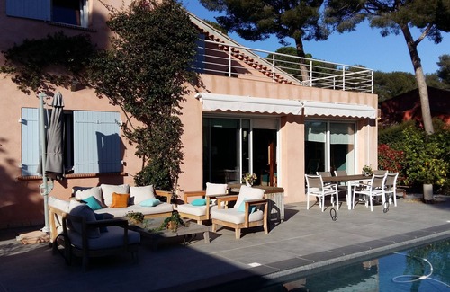 Sanary-sur-Mer Villa | Relaxing Stay Near Portissol Beach with Ocean Views