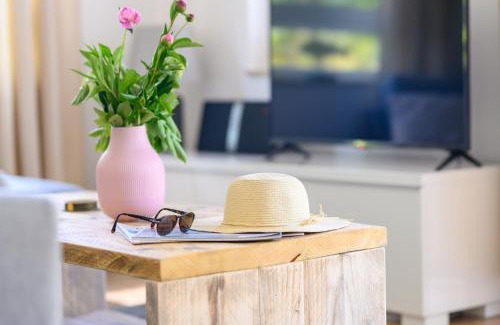Zingst Apartment | Oceanfront Residenz am Strand Deichpoofe - Family Friendly Stay