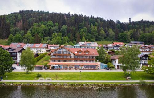 Hopfen am See Apartment | Residenz Hopfensee: Pet-Friendly Getaway with Dining Options