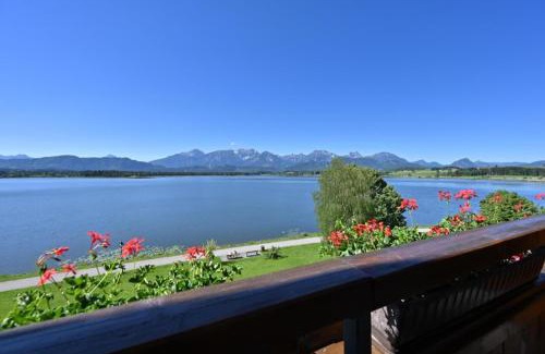 Hopfen am See Apartment | Residenz Hopfensee: Pet-Friendly Getaway with Dining Options