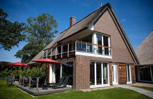 Bad Zwischenahn Apartment | Experience Residenz Lichtermeer: Seeterrasse & Sauna Bliss