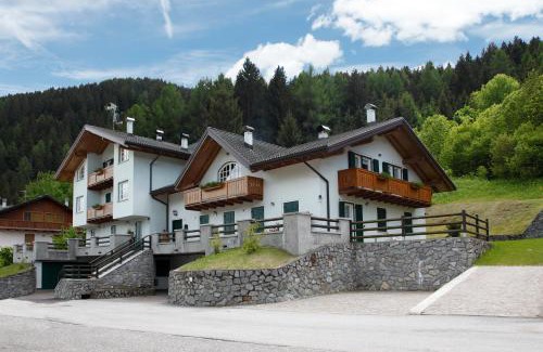 Ossana Apartment | Pet-Friendly Residenza Andreotti with Breakfast Included